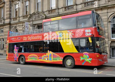 Autobus turistico per il centro di Glasgow a George Square, Glasgow, Scozia, Regno Unito Foto Stock