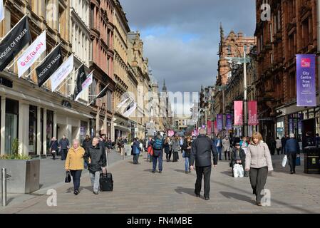 Persone che camminano sulla Buchanan Street (Style Mile), zona commerciale nel centro di Glasgow, Scozia, Regno Unito. Foto Stock