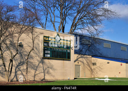 Un quadro di controllo montato sul lato di un alto edificio scolastico in attesa del baseball e softball stagione. Elk Grove Village, Illinois, Stati Uniti d'America. Foto Stock