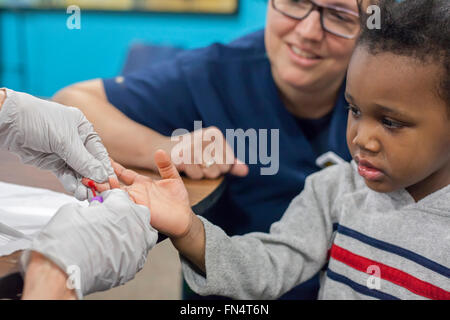 Selce, Michigan - un volontario infermiere raccoglie un campione di sangue da Maylaysia Valsin-Cooley, 3, per eseguire il test in caso di esposizione al piombo. Foto Stock