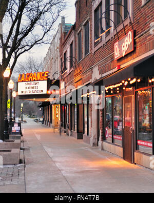 Un esempio di una strada principale per gli Stati Uniti è una sezione del negozio fronti lungo un marciapiede vuoto e comprendente un omonimo movie theater. LaGrange, Illinois, Stati Uniti d'America. Foto Stock