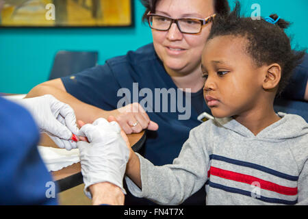 Selce, Michigan - un volontario infermiere raccoglie un campione di sangue da Maylaysia Valsin-Cooley, 3, per eseguire il test in caso di esposizione al piombo. Foto Stock