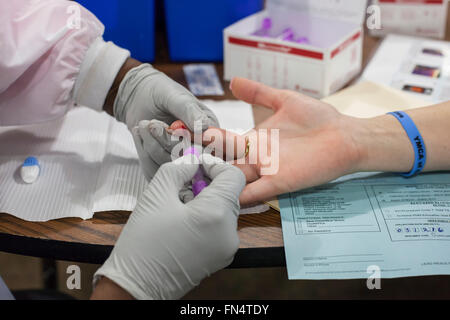 Selce, Michigan - un volontario infermiere raccoglie un campione di sangue per il test in caso di esposizione al piombo. Foto Stock
