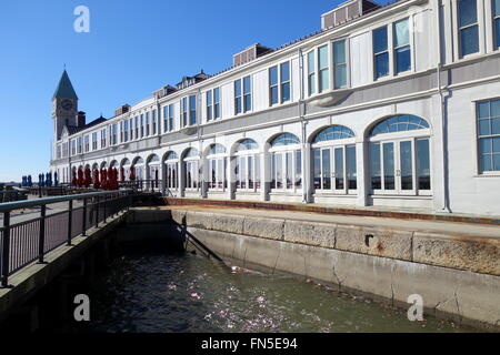 Vista laterale del molo un ristorante, Battery Park di New York City, NY, STATI UNITI D'AMERICA Foto Stock