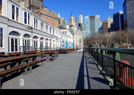 Il Boardwalk e area salotto all'aperto del molo un ristorante, Battery Park di New York City, NY, STATI UNITI D'AMERICA Foto Stock