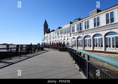 Passerella per la zona salotto all'aperto del molo un ristorante, Battery Park di New York City, NY, STATI UNITI D'AMERICA Foto Stock