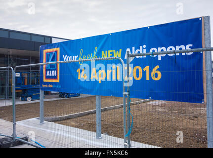 Nuovo supermercato Aldi in costruzione a meno di 100 metri da Asda store in Billingham, a nord-est dell' Inghilterra Foto Stock