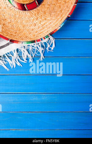 Sombrero messicano maracas tradizionali di cinco de Mayo rug serape poncho  fiesta con strisce di sfondo spazio di copia Foto stock - Alamy