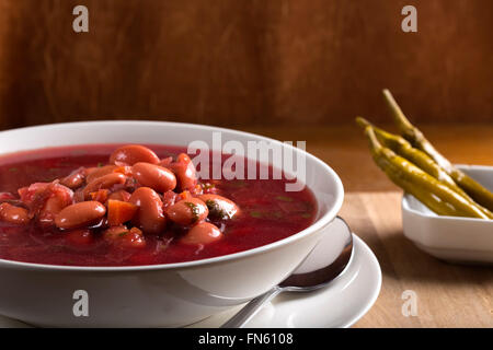 Rumeno tradizionale barbabietole zuppa di fagioli Foto Stock