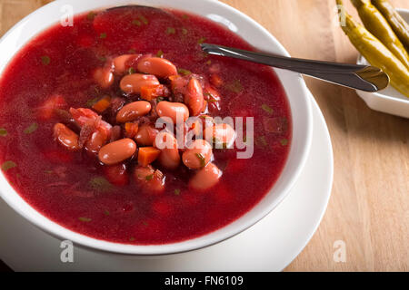 Rumeno tradizionale barbabietole zuppa di fagioli Foto Stock