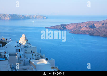 SANTORINI, Grecia - 6 ottobre 2015: l'outlook da Fira di caldera con il Nea Kameni isola nella luce del mattino. Foto Stock