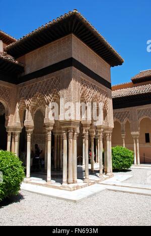 Archi in marmo formando i portici che circondano la corte dei Leoni (Patio de los leones), Palazzo della Alhambra di Granada, Granada Foto Stock