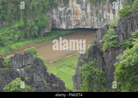 Imbarcazioni turistiche Ong sul fiume Dong in Tam Coc Bich Dong in Ninh Binh, Vietnam. Foto Stock