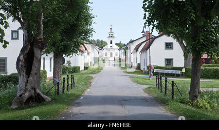 FORSMARK, SVEZIA IL 25 GIUGNO 2013. Vista della strada principale fino alla chiesa. Chiesa in fine, persone non identificate. Uso editoriale. Foto Stock