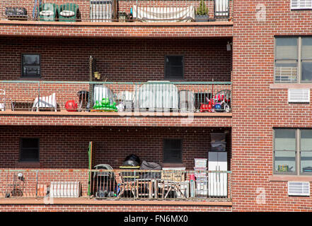 Gli elementi sul balcone di un palazzo di appartamenti Foto Stock