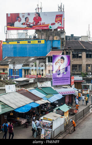 Scena di strada su Olcott Mawatha, opposta Fort stazione ferroviaria, in Pettah distretto di Colombo, Sri Lanka Foto Stock