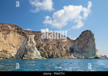 Santorini - La roccia bianca torri dalla parte sud dell'isola. Foto Stock