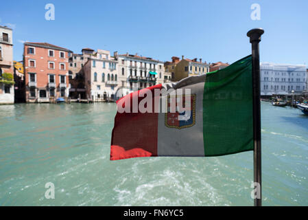 Bandiera di Venezia presso la poppa di un vaporetto traghetto nel Canale Grande Foto Stock