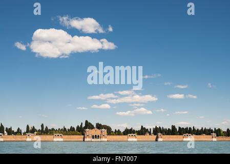 Il bianco delle nuvole nel cielo blu sopra il cimitero Isola di San Michele a Venezia, Italia Foto Stock