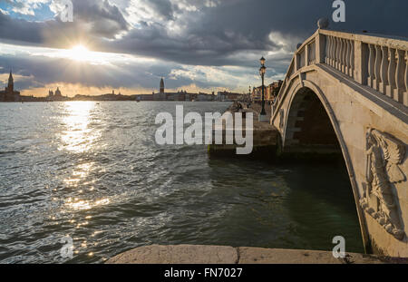 Tramonto sulla laguna e waterfront riva degli schiavoni a Venezia Foto Stock