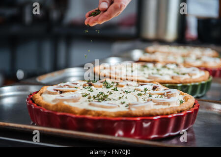 Professional capo cuoco facendo diverse torte sulla cucina sul ristorante Foto Stock