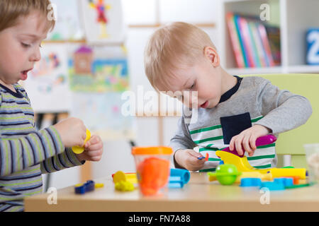 La modellazione di bambini in età prescolare o asilo nido Foto Stock