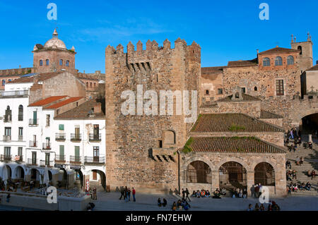 La piazza principale e la torre Bujaco -12secolo, Caceres, regione Estremadura, Spagna, Europa Foto Stock