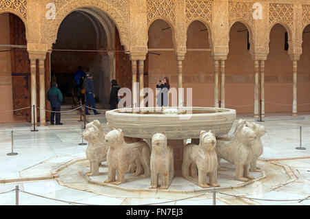 I Lions cortile, l'Alhambra di Granada, regione dell'Andalusia, Spagna, Europa Foto Stock