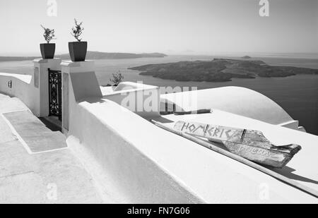 SANTORINI, Grecia - 7 ottobre 2015: l'outlook sulla passeggiata di Imerovigili a caldera con il Nea Kameni island Foto Stock