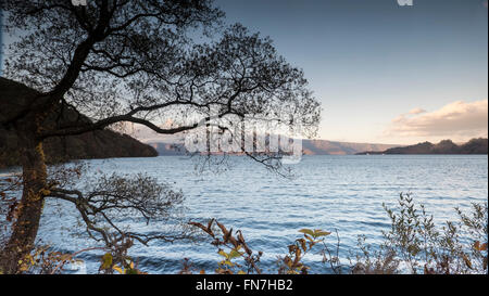 Il bella vista di una gita crociera in barca sul Lago di autunno Towadako in Towada Hachimantai Parco Nazionale Foto Stock