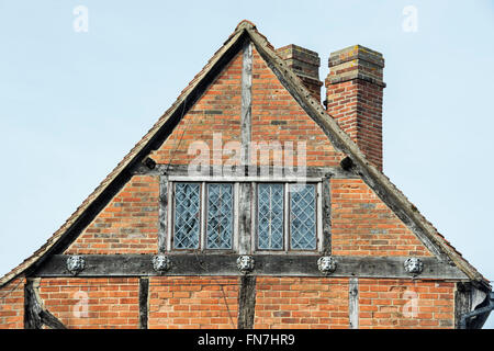 Lion lo stampaggio di dettaglio sul frontone di una struttura di legno casa in Dorchester on Thames, Oxfordshire, Inghilterra Foto Stock