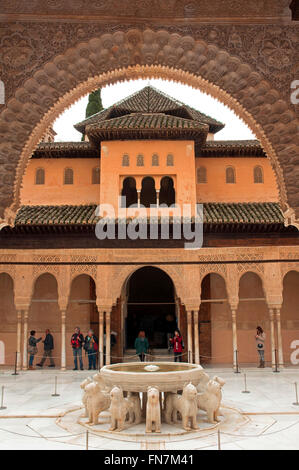 I Lions cortile, l'Alhambra di Granada, regione dell'Andalusia, Spagna, Europa Foto Stock