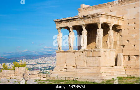 Atene - Le statue di Eretteo sull'Acropoli e la città nella luce del mattino. Foto Stock