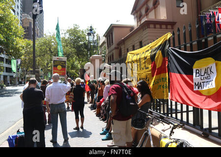 Sydney ISJA raccolse fuori NSW il Parlamento in solidarietà con la famiglia Dhu per la giustizia per Julieka Dhu e decessi in custodia. Foto Stock