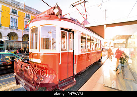 Il portogallo Lisbona: storico tram rosso fermandosi a Praca do Comercio Foto Stock