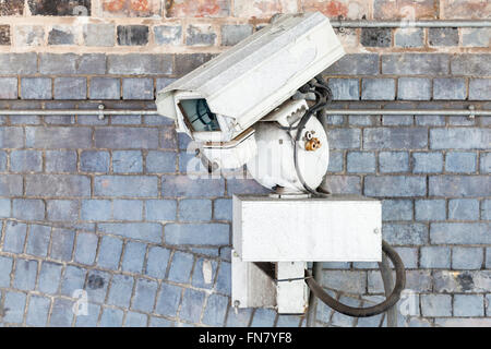 La sorveglianza TVCC telecamera montata su una parete, Nottingham, Inghilterra, Regno Unito Foto Stock
