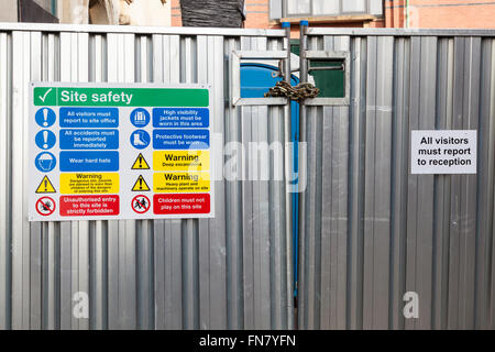 Sito Avvisi di sicurezza sul cantiere di scherma, Nottingham, Inghilterra, Regno Unito Foto Stock