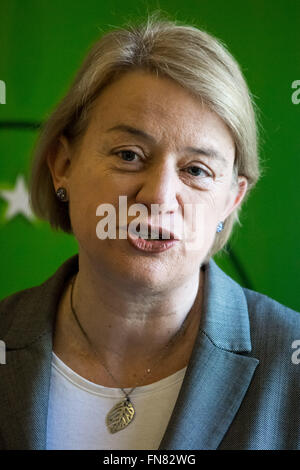 Londra, Regno Unito. Il 14 marzo 2016. Natalie Bennett (nella foto) leader del Partito Verde di Inghilterra e Galles al Partito Verde 'verdi per una migliore Europa" campagna di lancio concentrandosi sul perché il partito crede che la Gran Bretagna è più giusto e più verde e più sicuro rimanere nell'Unione europea Credito: Guy Corbishley/Alamy Live News Foto Stock