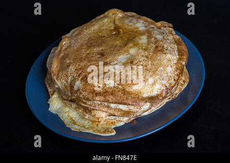 Una pila di pancake cotti tradizionalmente durante il pancake settimana in Russia Foto Stock