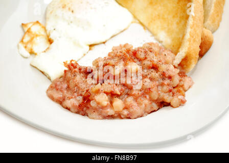 Il corned beef hash servita con uova e pane tostato Foto Stock