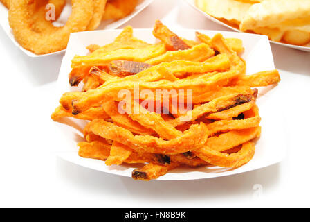 A Estrarre il contenitore riempito con patate dolci Foto Stock