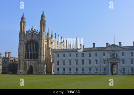 Cappella del King's College, Gibb la costruzione e il prato posteriore, King's College, Università di Cambridge, Inghilterra Foto Stock