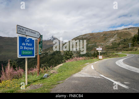 Segnaletica e vista del Petit san Bernardo a La Rosiere, Francia Foto Stock