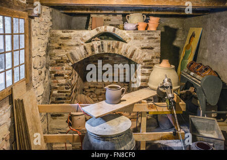 Laboratorio di ceramica interni, Museo all'aperto Ballenberg, Berna, Svizzera Foto Stock