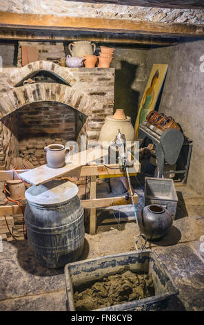 Laboratorio di ceramica interni, Museo all'aperto Ballenberg, Berna, Svizzera Foto Stock