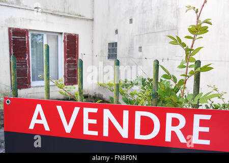 A Vendre - Casa in vendita segno a una recinzione di una casa francese in Bretagna, Francia Foto Stock