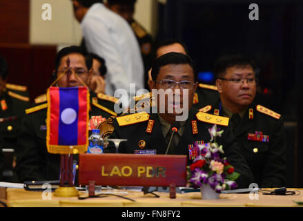 (160314) -- VIENTIANE, Marzo 14, 2016 (Xinhua) -- Capo del personale generale del Lao Esercito del popolo Souvone Leuangbounmy (anteriore) indirizzi xiii Associazione delle nazioni del sud-est asiatico (ASEAN) Capi di Stato Maggiore della Difesa forze riunione informale di Vientiane, Laos, Marzo 14, 2016. Catastrofi naturali e di origine umana, il cambiamento climatico, la tratta degli esseri umani, il terrorismo, cyber, marittimi e altre non tradizionali sfide di sicurezza sono state tra le principali aree di interesse come top-ranked militari provenienti da tutto il sud-est asiatico si sono incontrati per la XIII ASEAN Capi di Stato Maggiore della Difesa forze riunione informale nella capitale del Laos il lunedì. (Xinhua/Liu Foto Stock