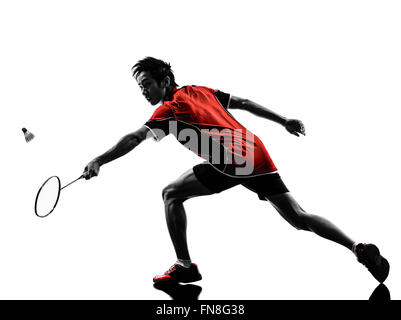 Uno asiatico badminton player giovane uomo in silhouette isolato sfondo bianco Foto Stock