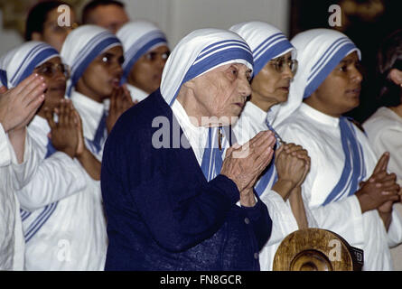 Madre Teresa a cantare durante la santa Messa celebrata nella parrocchia Sacro Cuore di Atlanta, Ga. Ella è in piedi accanto a Suor Nirmala che ha assunto il ruolo di leadership a seguito di Madre Teresa la morte Foto Stock