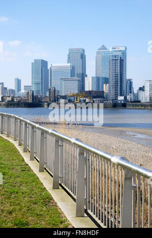 Canary Wharf da Thames Path, penisola di Greenwich, London, England, Regno Unito Foto Stock